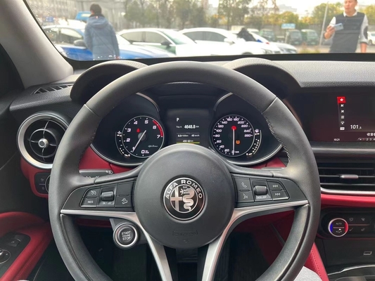 Capacità del serbatoio 64L Alfa Romeo Stelvio Q4 Sport Suv in buone condizioni velocità massima 230KM/h