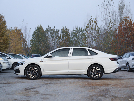 2023 Volkswagen Sagitar 300TSI DSG Leap versione berlina con fotocamera posteriore e condizionatore automatico