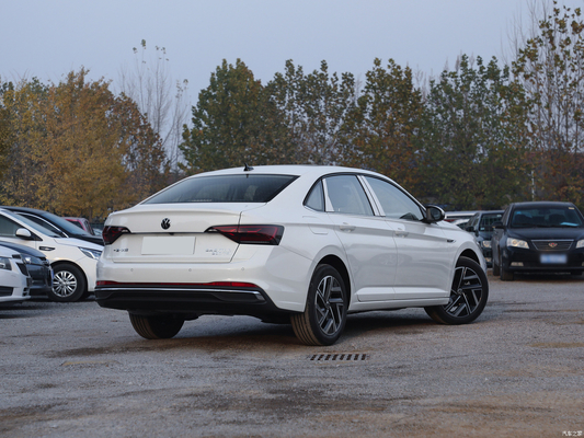 2023 Volkswagen Sagitar 300TSI DSG Leap versione berlina con fotocamera posteriore e condizionatore automatico