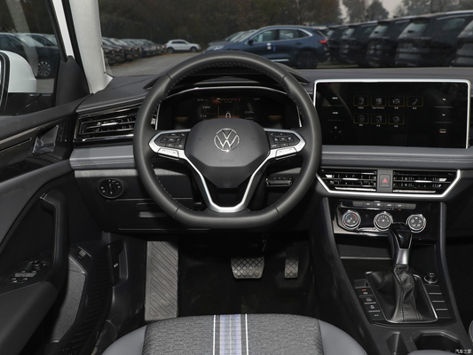 2023 Volkswagen Sagitar 300TSI DSG Leap versione berlina con fotocamera posteriore e condizionatore automatico