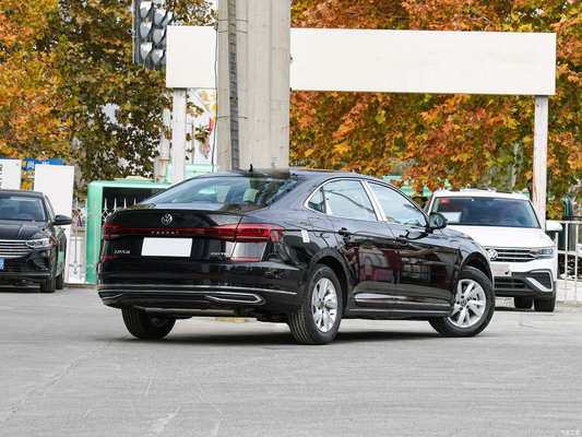 2024 Volkswagen Passat 280TSIM Business Edition berlina a 4 porte e 5 posti con Roof Rack