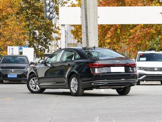 2024 Volkswagen Passat 280TSIM Business Edition berlina a 4 porte e 5 posti con Roof Rack