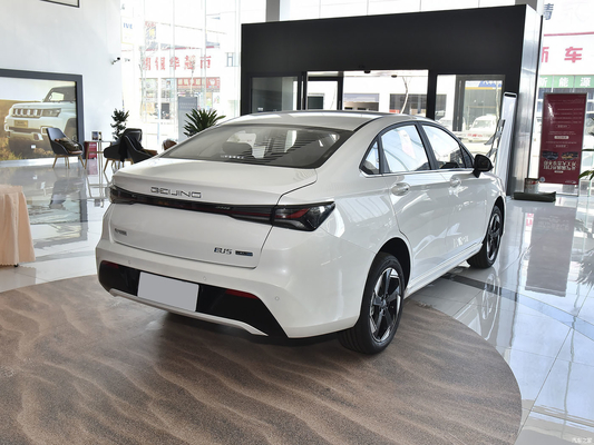 Pechino EU5 PLUS R500 berlina elettrica con autonomia di 416 km e potenza totale del motore di 120 kW