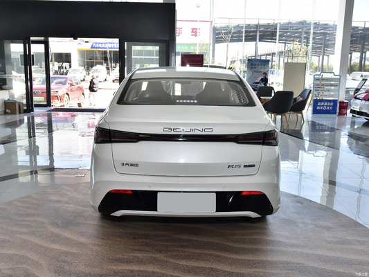 Pechino EU5 PLUS R500 berlina elettrica con autonomia di 416 km e potenza totale del motore di 120 kW