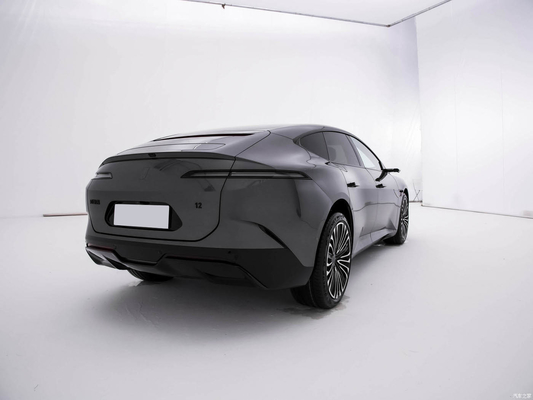 Modello 2023 Avatar 12 SUV a doppio motore e 425 kW di potenza totale lanciato da Huawei Changan