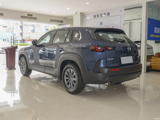 Comodo SUV a benzina 2023 CX-50 con specchio retrovisore elettrico e volante sinistro