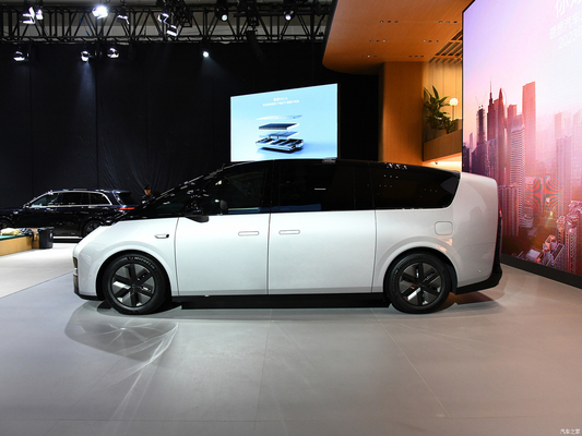 2023 MAX MPV Li Mega Auto EVC Car con 400KW di potenza totale del motore e 700KM di gamma CLTC