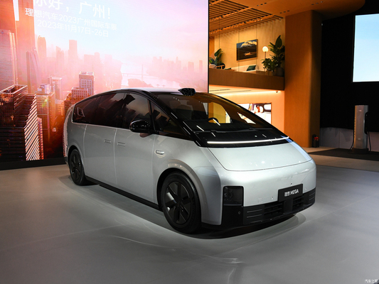 2023 MAX MPV Li Mega Auto EVC Car con 400KW di potenza totale del motore e 700KM di gamma CLTC