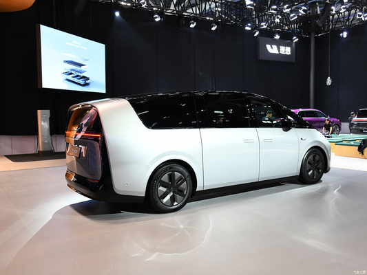 2023 MAX MPV Li Mega Auto EVC Car con 400KW di potenza totale del motore e 700KM di gamma CLTC