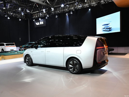 2023 MAX MPV Li Mega Auto EVC Car con 400KW di potenza totale del motore e 700KM di gamma CLTC