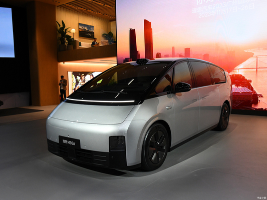2023 MAX MPV Li Mega Auto EVC Car con 400KW di potenza totale del motore e 700KM di gamma CLTC