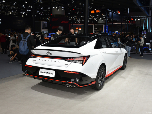 2023 Hyundai Elantra 1.5L CVT LUX Sedan La combinazione perfetta di prestazioni