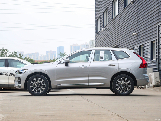 2024 Volvo XC60 B5 48V Light Hybrid 4WD SUV di lusso di medie dimensioni con 5 sedili e 6 airbag