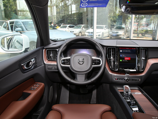2024 Volvo XC60 B5 48V Light Hybrid 4WD SUV di lusso di medie dimensioni con 5 sedili e 6 airbag