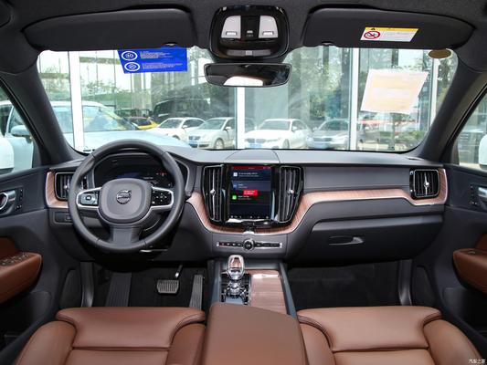 2024 Volvo XC60 B5 48V Light Hybrid 4WD SUV di lusso di medie dimensioni con 5 sedili e 6 airbag