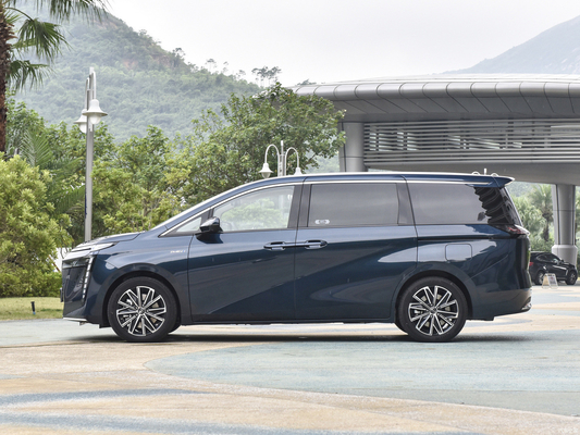 Veicolo ibrido Trumpchi E8 Max PHEV a 5 porte e 7 posti di medie dimensioni con autonomia di 150 km
