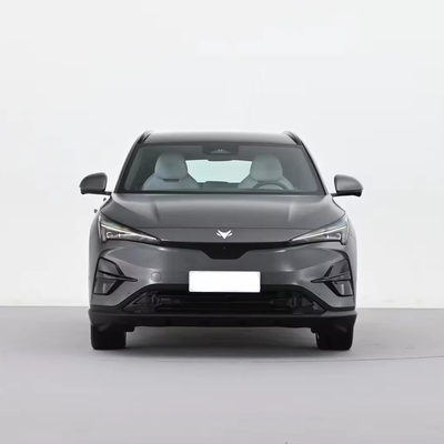 A sinistra 2024 ARCFOX alpha t5 660 KM SUV elettrico medio con 660 km di autonomia
