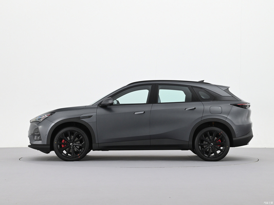 A sinistra 2024 ARCFOX alpha t5 660 KM SUV elettrico medio con 660 km di autonomia