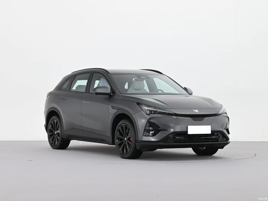 A sinistra 2024 ARCFOX alpha t5 660 KM SUV elettrico medio con 660 km di autonomia