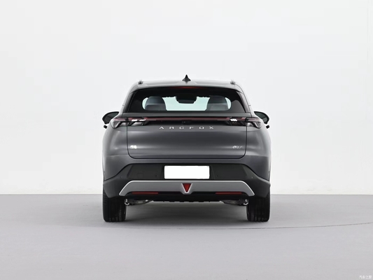 A sinistra 2024 ARCFOX alpha t5 660 KM SUV elettrico medio con 660 km di autonomia