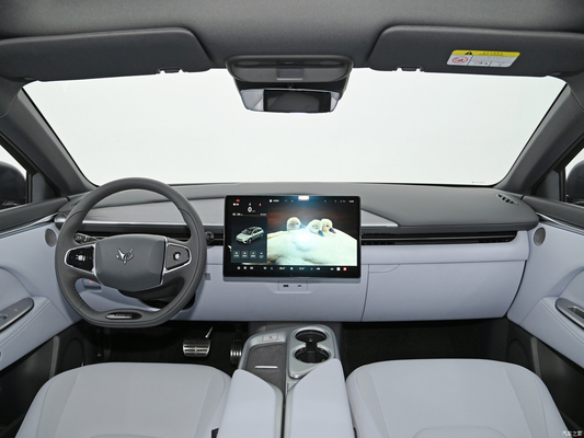 A sinistra 2024 ARCFOX alpha t5 660 KM SUV elettrico medio con 660 km di autonomia