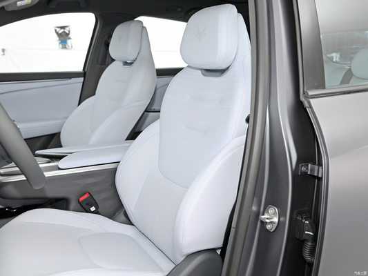 A sinistra 2024 ARCFOX alpha t5 660 KM SUV elettrico medio con 660 km di autonomia