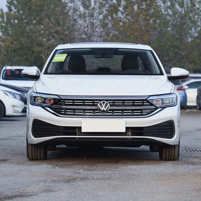 2023 Volkswagen Sagitar 300TSI DSG Leap versione berlina con fotocamera posteriore e condizionatore automatico