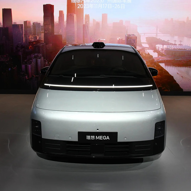 2023 MAX MPV Li Mega Auto EVC Car con 400KW di potenza totale del motore e 700KM di gamma CLTC