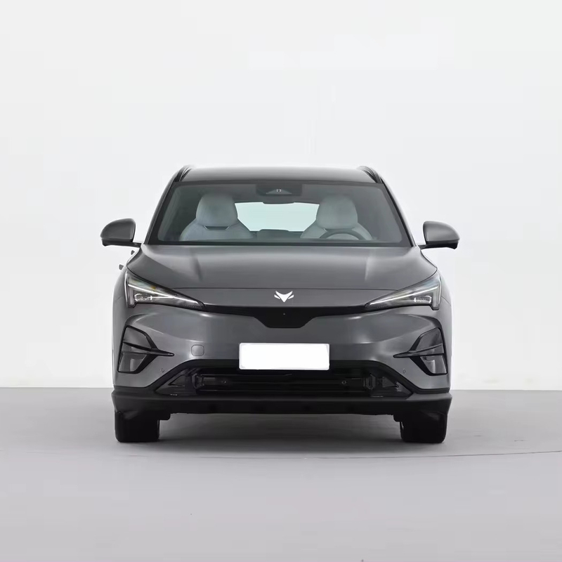 A sinistra 2024 ARCFOX alpha t5 660 KM SUV elettrico medio con 660 km di autonomia